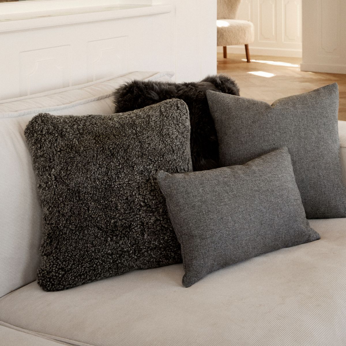 Short-Wool Sheepskin Cushion | Doublesided | 16x16 in Anthracite