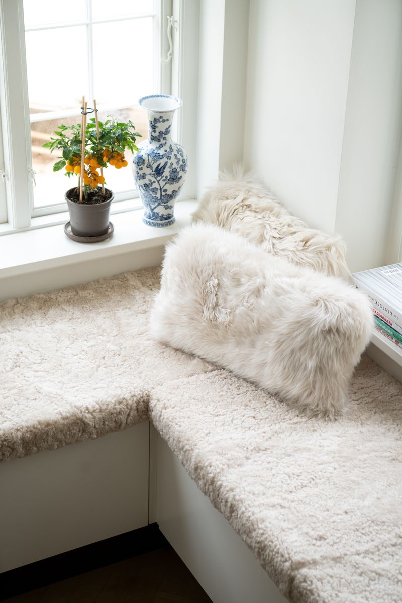 Long-Wool Sheepskin Cushion | Doublesided | New Zealand | 10x20 in Black