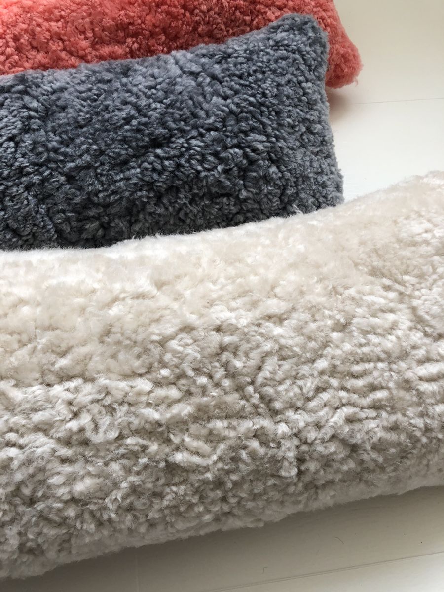 Short-Wool Sheepskin Cushion | 16x26 in Light Grey