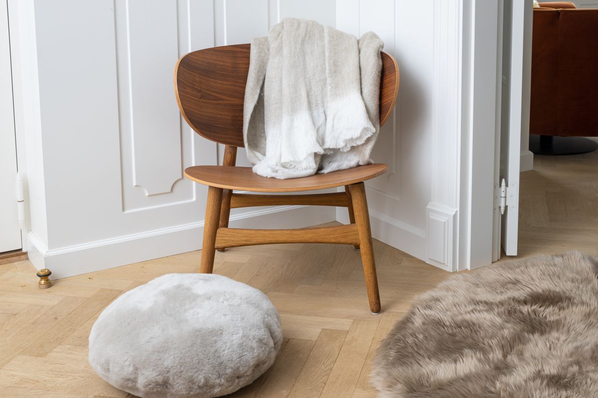 Long Wool Sheepskin Design Rug | D71 in | D98,5 in Taupe