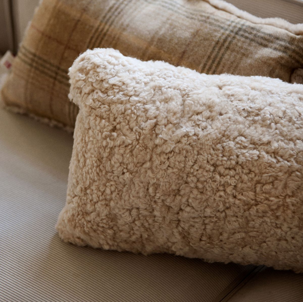 Short-Wool Sheepskin Cushion | Doublesided | 12x24 in Anthracite
