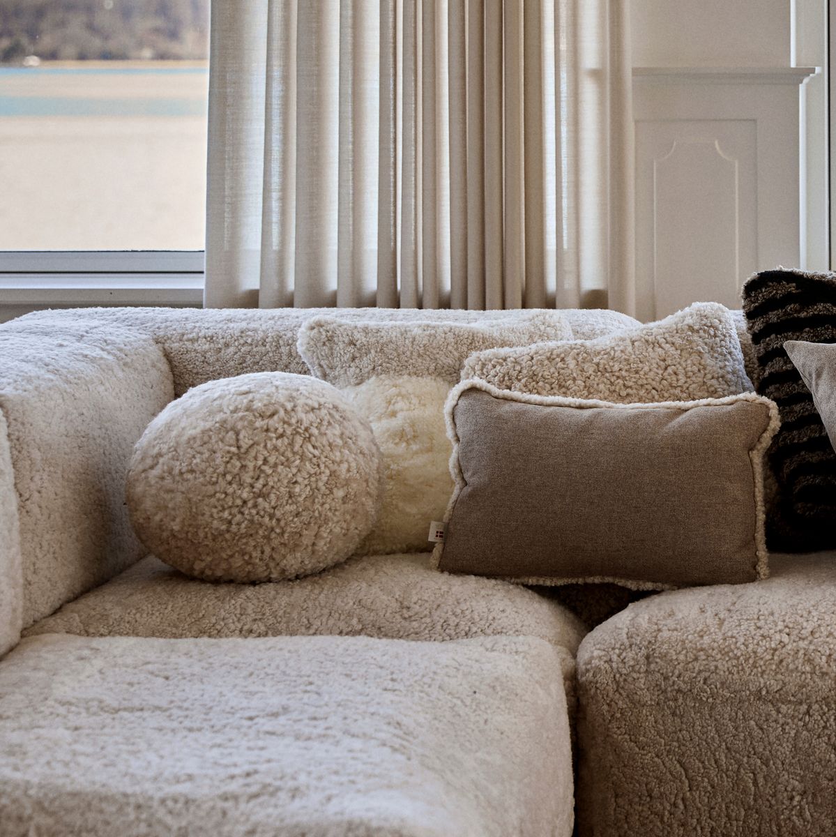 Angelite Cushion | D10 in | D12 | D14 | SW Curly Anthracite