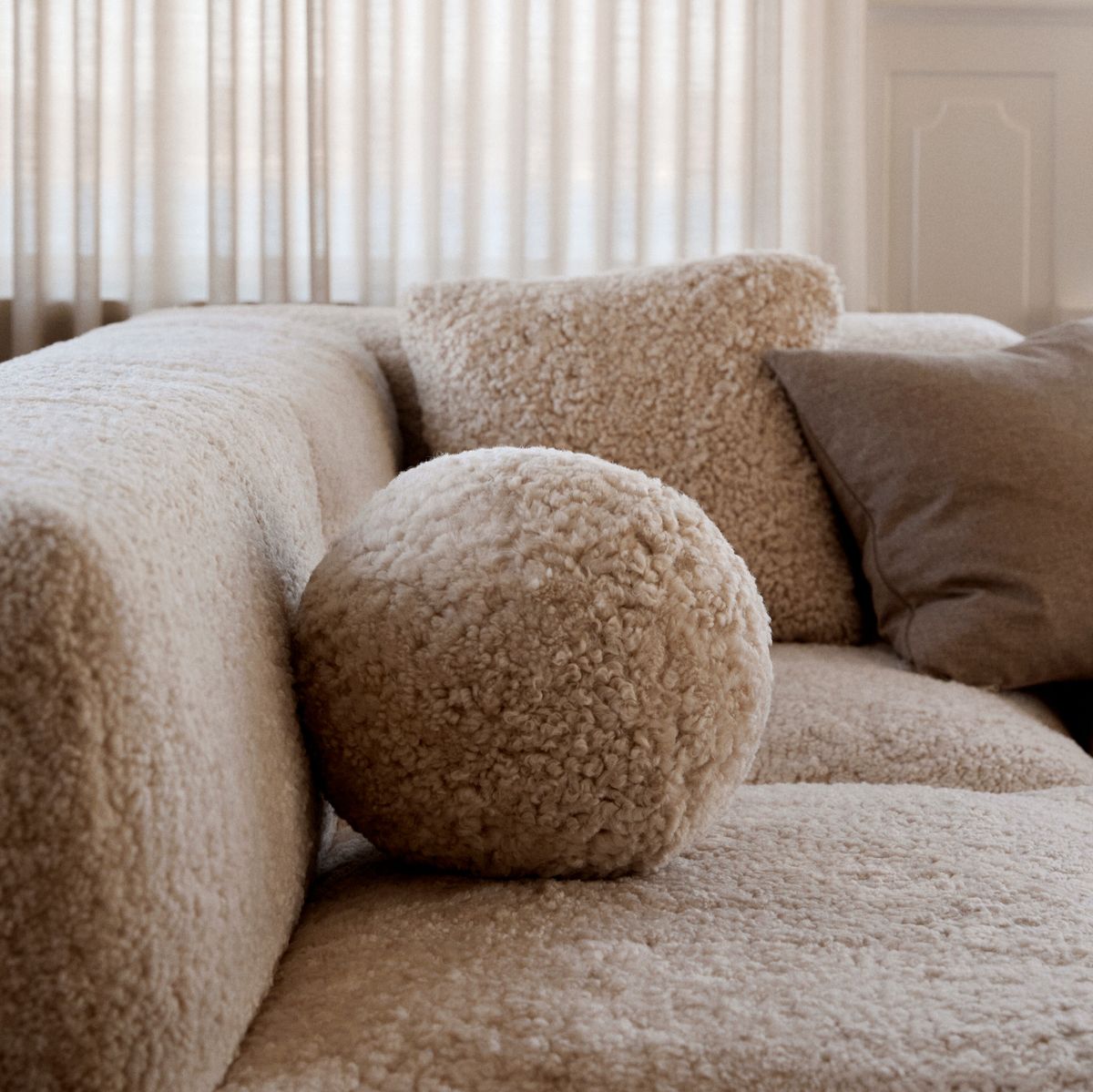 Angelite Cushion | D10 in | D12 | D14 | SW Curly Anthracite